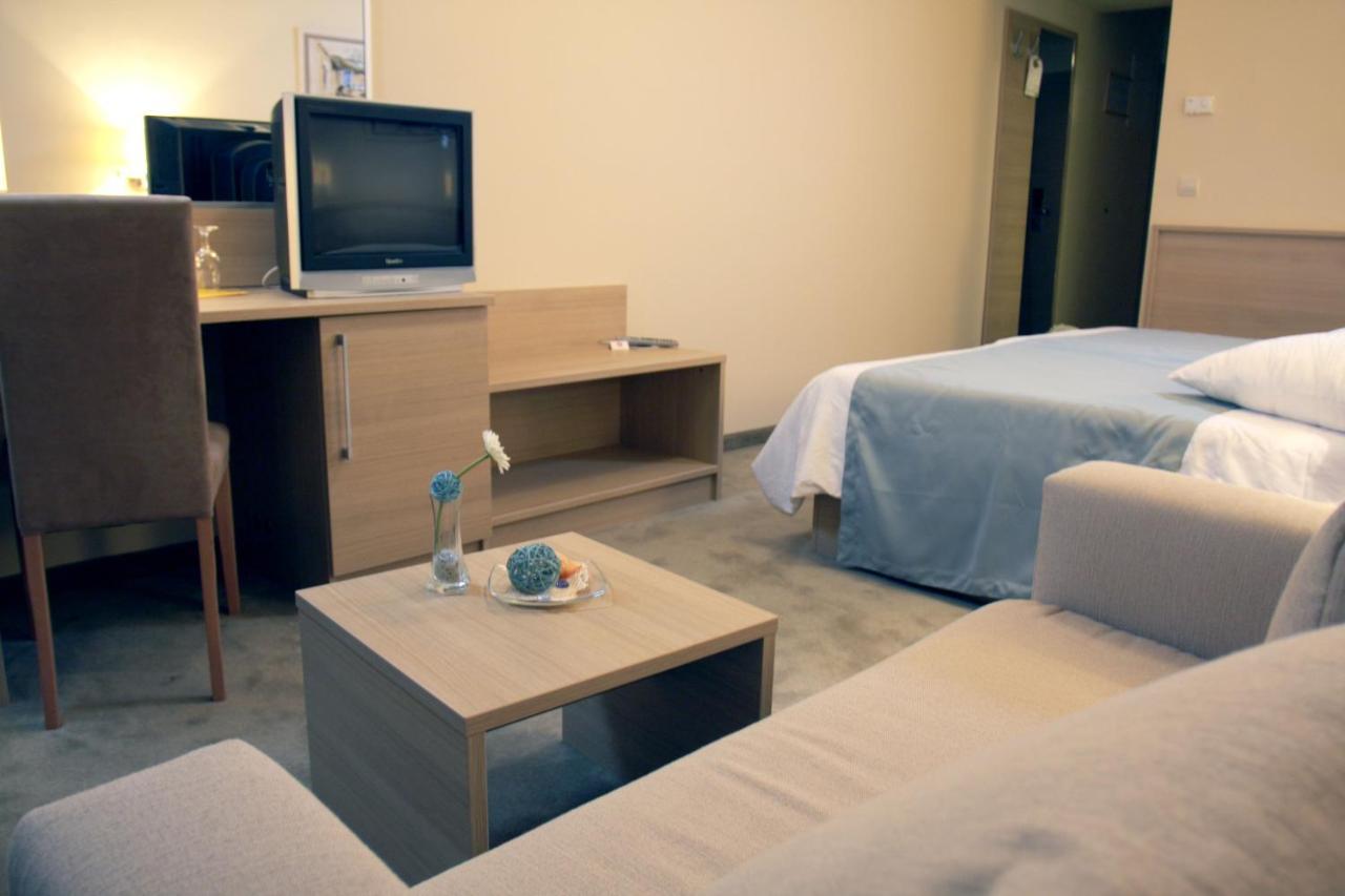 Hotel Quercus ดริเวนิก ภายนอก รูปภาพ